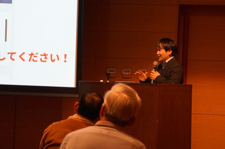 （写真）環境問題における紙デバイスの重要性について熱弁をふるう古賀先生